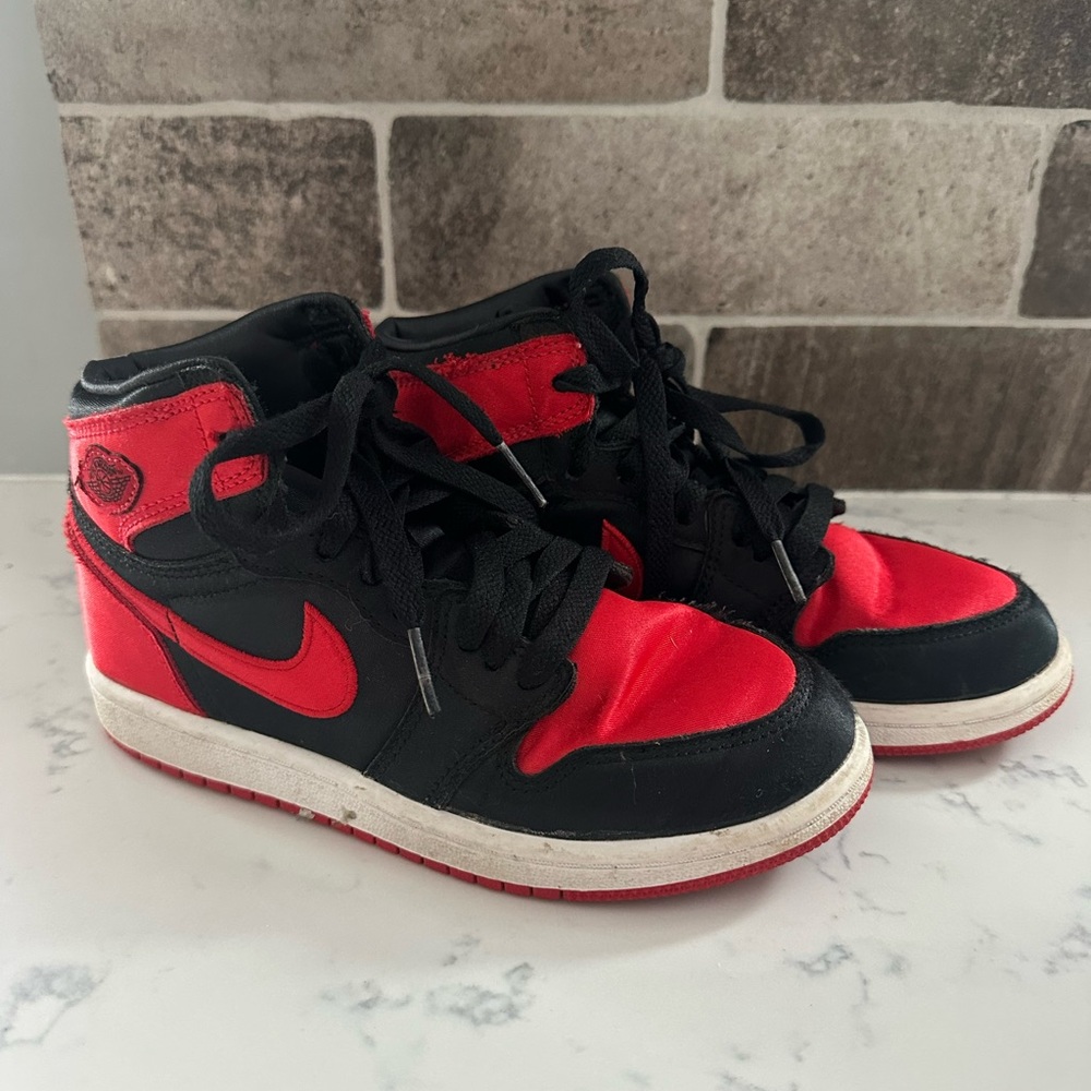 Jordan 1 Retro High OG - University Red Satin